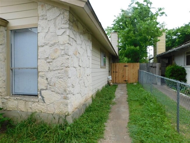 1002 Fieldwood Dr in Austin, TX - Foto de edificio - Building Photo