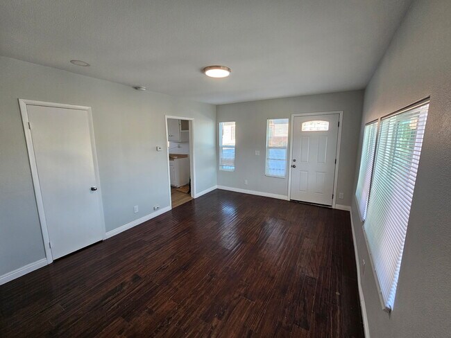1215 E 15th St, Unit 1215 in a half in Long Beach, CA - Foto de edificio - Building Photo