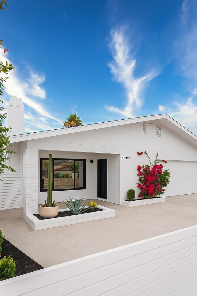 53385 Eisenhower Dr in La Quinta, CA - Foto de edificio - Building Photo