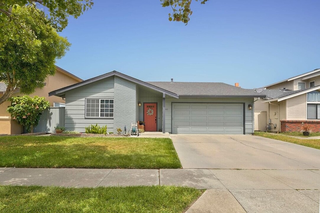 245 Massolo Ct in Salinas, CA - Building Photo