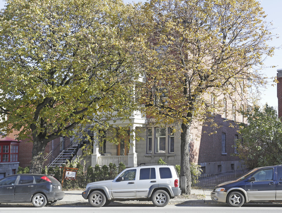 1866 Sherbrooke E in Montréal, QC - Building Photo