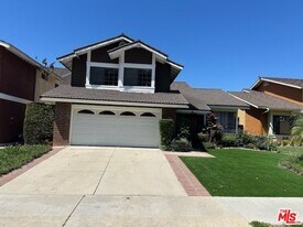 6501 Bradley Pl in Los Angeles, CA - Building Photo