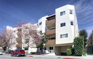 5016 Bakman Ave, Unit 407 in North Hollywood, CA - Building Photo