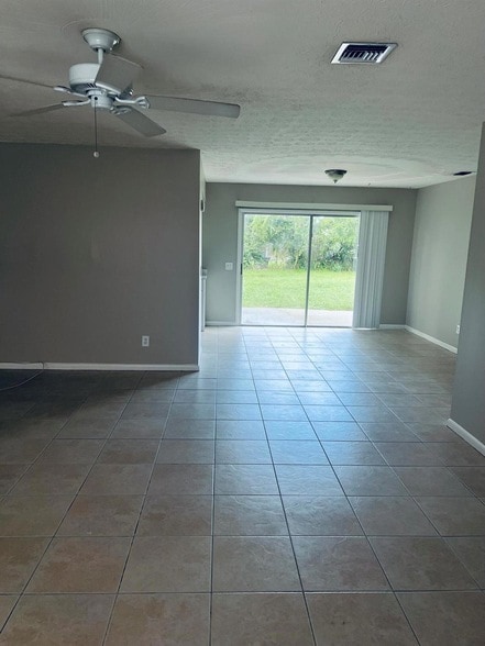 343 SE Oakridge Dr in Port St. Lucie, FL - Foto de edificio - Building Photo