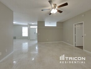 8911 Country Bend Cir N in Jacksonville, FL - Building Photo - Building Photo