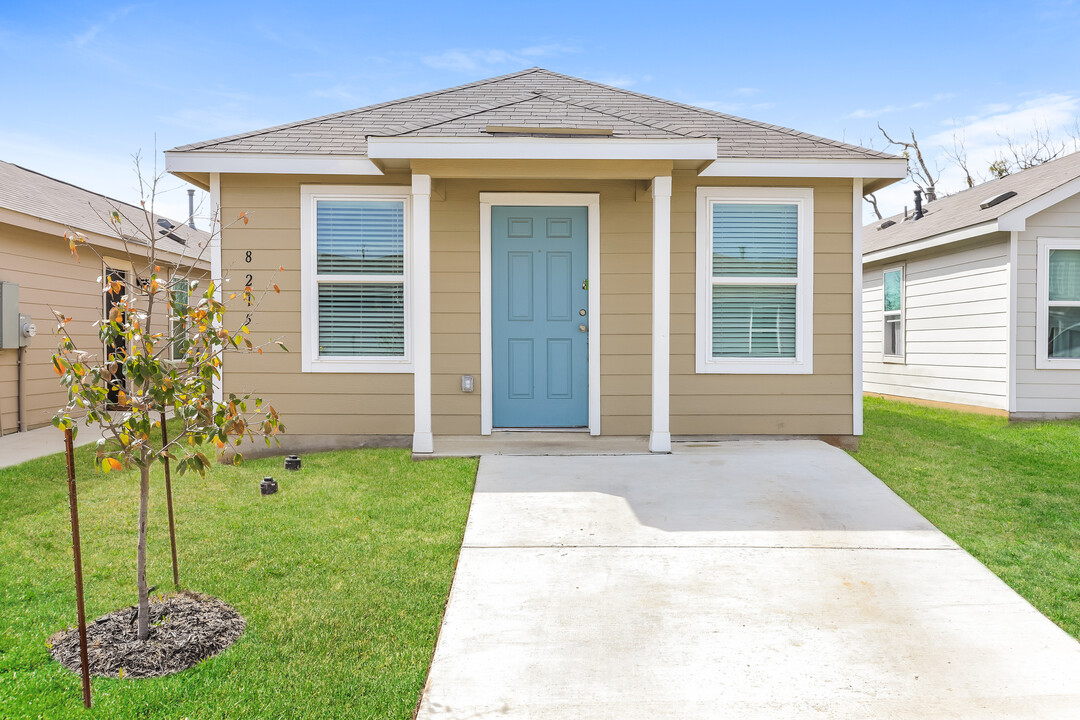 8215 Piedra Medina in San Antonio, TX - Foto de edificio