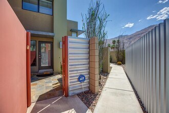 685 E Arenas Rd in Palm Springs, CA - Building Photo - Building Photo