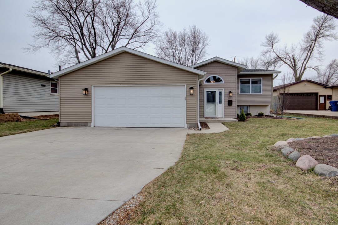 1823 Bristol Dr in Bettendorf, IA - Building Photo