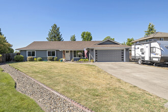 2241 Gardendale Cir in Medford, OR - Building Photo - Building Photo