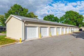 Chateau Knoll in Bettendorf, IA - Foto de edificio - Building Photo