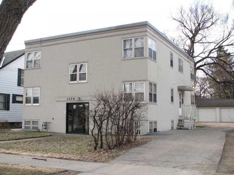 1324 S 1st Ave in Fargo, ND - Foto de edificio