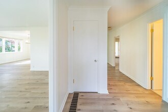 2641 SW Hamilton Ct in Portland, OR - Building Photo - Building Photo
