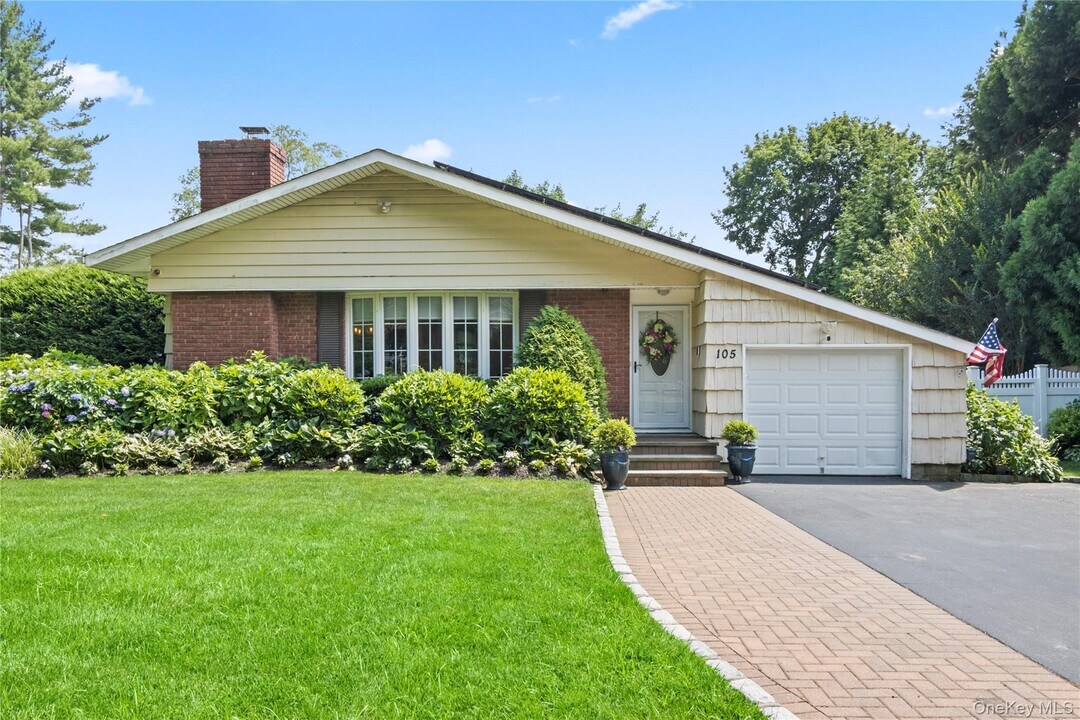 105 Midway Ave in Locust Valley, NY - Building Photo