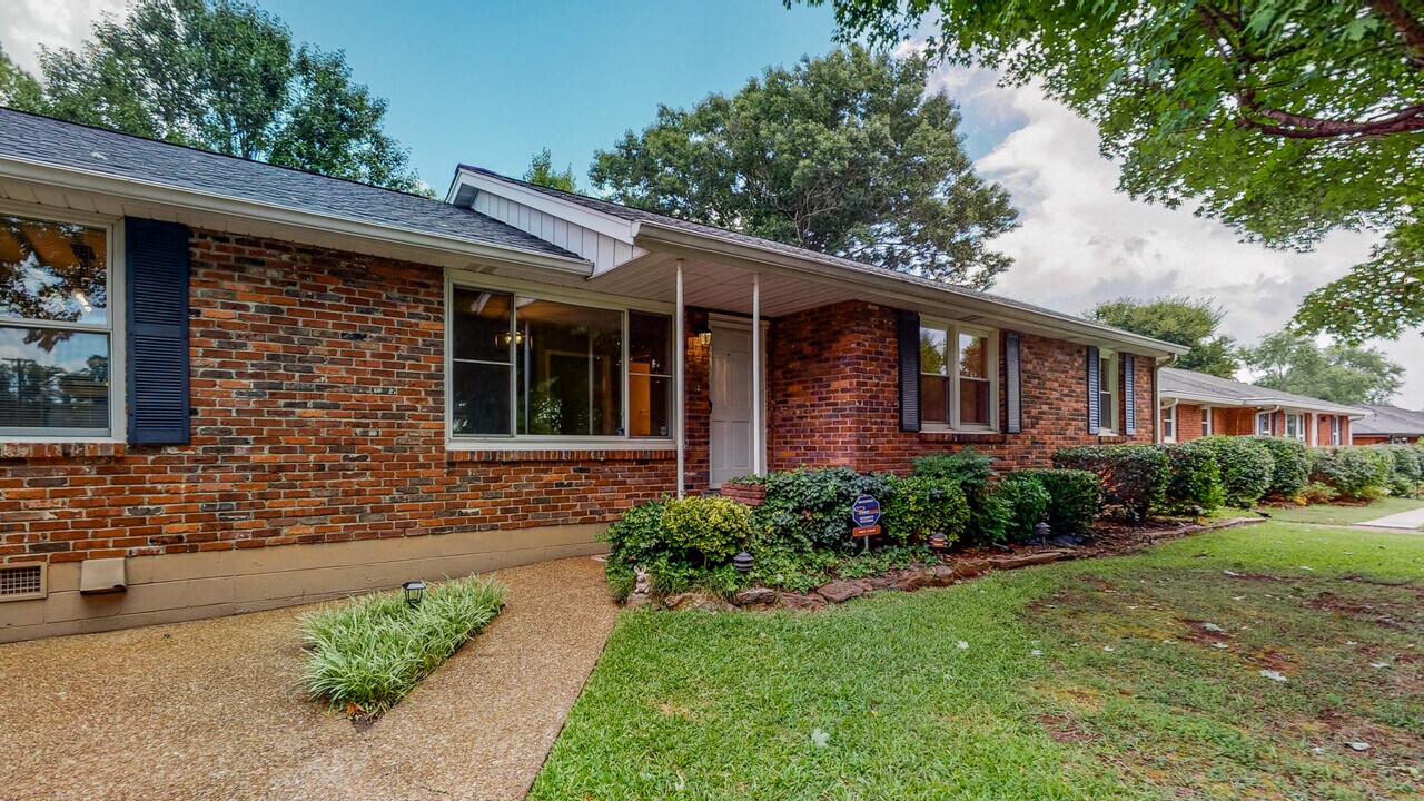 203 Donelson Hills Dr in Nashville, TN - Foto de edificio