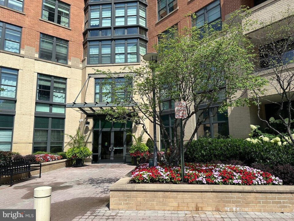 1830 Fountain Dr in Reston, VA - Building Photo