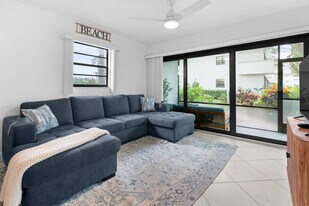 600 Neapolitan Way in Naples, FL - Building Photo