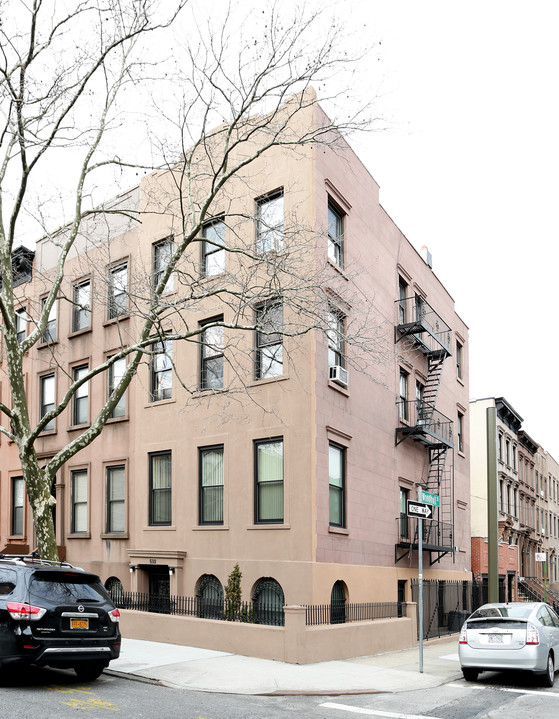 592 Henry St in Brooklyn, NY - Building Photo