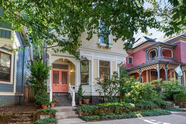 1720 NW Hoyt St in Portland, OR - Building Photo - Building Photo