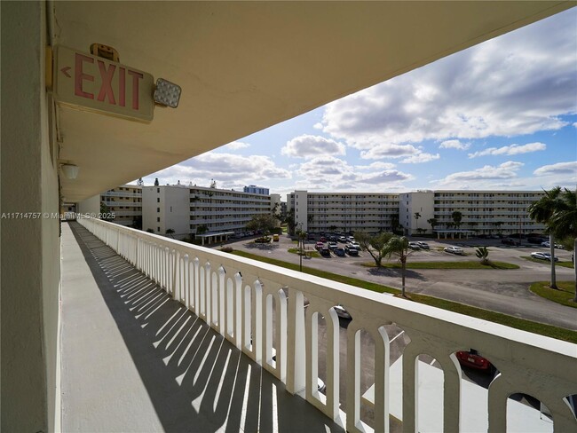 2861 Leonard Dr in Aventura, FL - Foto de edificio - Building Photo