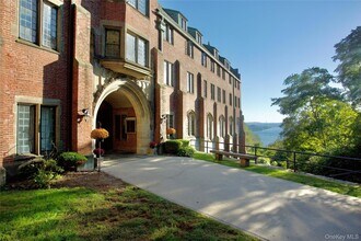 403 Chateau Rive, Unit 403 in Peekskill, NY - Foto de edificio - Building Photo