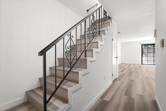 5240 Whitsett Ave in Los Angeles, CA - Building Photo - Building Photo