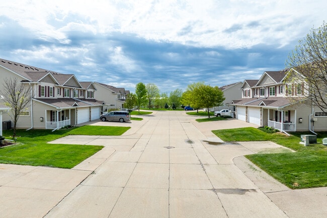 2900 SE Glenstone Dr in Grimes, IA - Foto de edificio - Building Photo