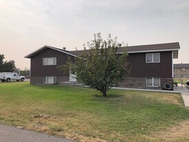 102 E Cascade Ave in Belgrade, MT - Building Photo