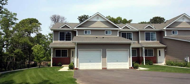 Fairfield Townhouses East at Coram in Coram, NY - Foto de edificio - Building Photo