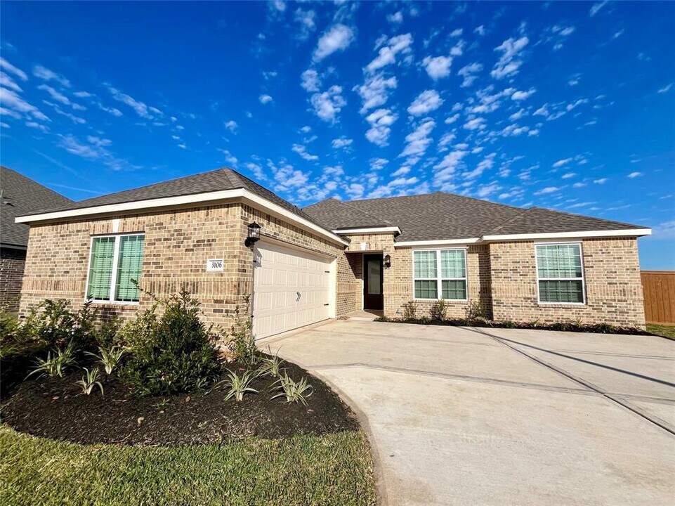 3106 Bolt Rope Dr in Santa Fe, TX - Building Photo