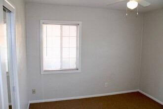 12 Griffiths St in Bakersfield, CA - Building Photo - Building Photo