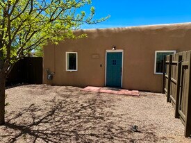 512 Sandia St in Santa Fe, NM - Building Photo