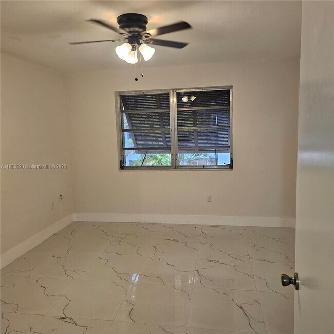 9402 SW 77th Ave in Miami, FL - Building Photo - Building Photo