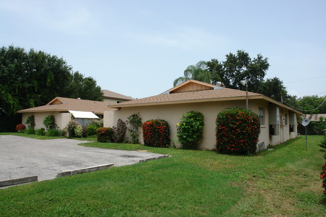 2027 Fiesta Dr in Sarasota, FL - Foto de edificio - Building Photo