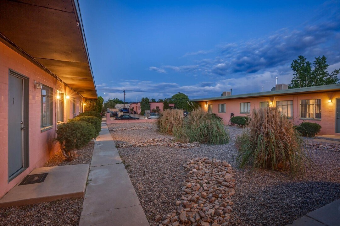 1027 Truman St SE in Albuquerque, NM - Building Photo