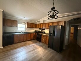 3083 Lake Sue Dr in Crestview, FL - Building Photo