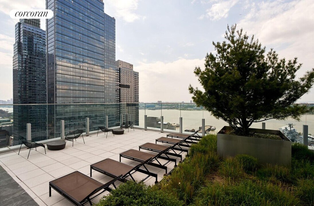 550 W 45th St in New York, NY - Building Photo