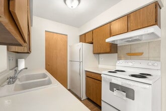 645 S Virginia Rd in Crystal Lake, IL - Building Photo - Building Photo