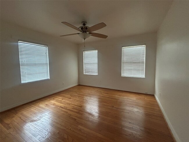 7738 Dixie Dr in Houston, TX - Foto de edificio - Building Photo