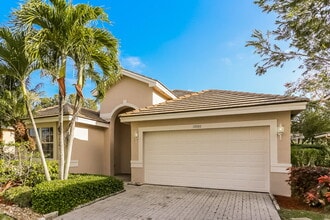 12020 Glenmore Dr in Coral Springs, FL - Foto de edificio - Building Photo