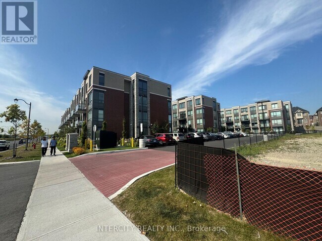85-185 Attmar Dr in Brampton, ON - Building Photo - Building Photo