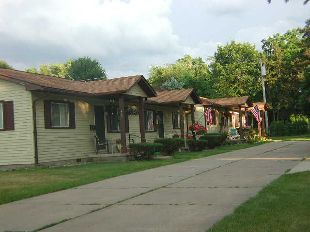 400 Robbe in Belleville, MI - Foto de edificio