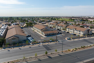 Estancias Valencia in El Paso, TX - Foto de edificio - Building Photo