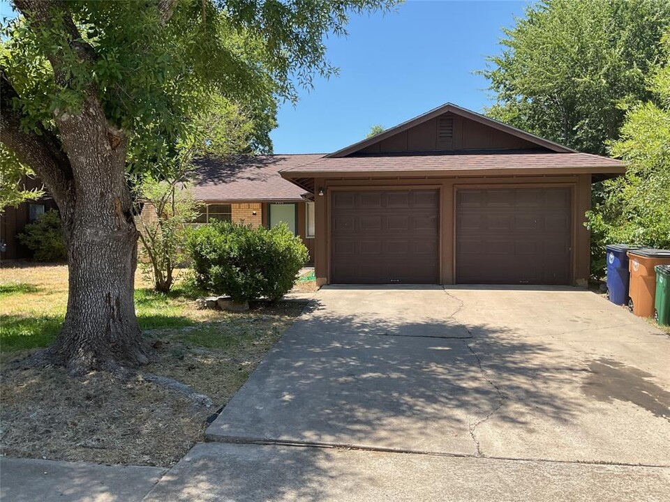 2401 Aldford Dr in Austin, TX - Building Photo