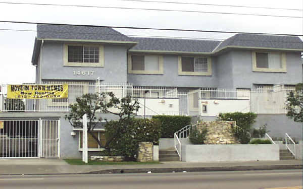 Santa Cruz Apartments in Van Nuys, CA - Building Photo - Building Photo