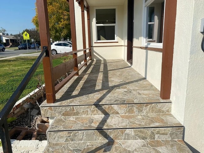 2222 N Keystone St in Burbank, CA - Building Photo - Building Photo