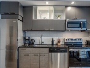 510 Richards St in Vancouver, BC - Building Photo - Building Photo