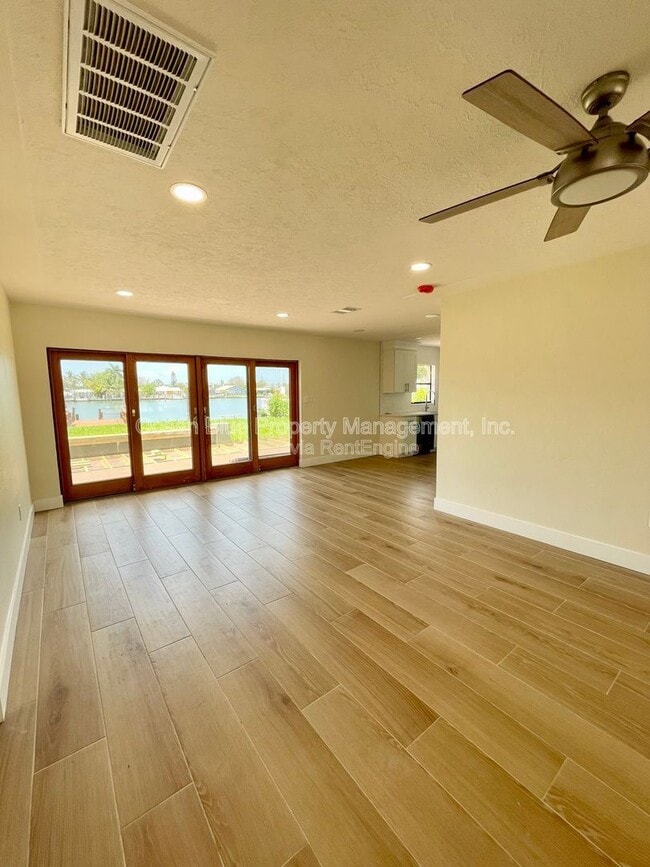 724 Sunset Cove in Madeira Beach, FL - Building Photo - Building Photo