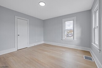 8 Woodside Ave in Newton, NJ - Building Photo - Building Photo