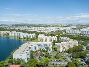 10700 NW 66th St in Doral, FL - Foto de edificio - Building Photo