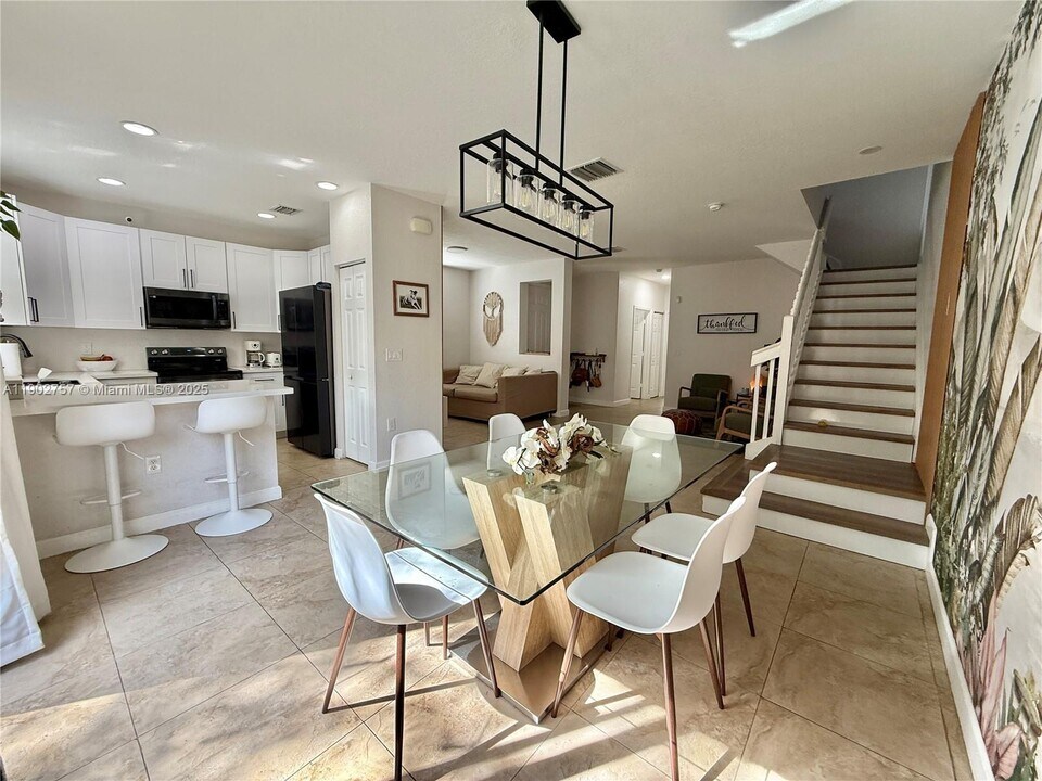 1034 NE 208th St in Miami, FL - Building Photo